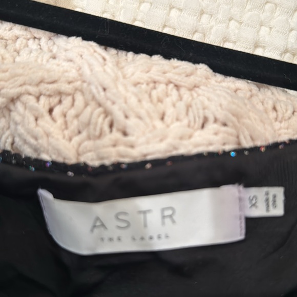 Women's top
Never been worn
Great for holidays 
No smells
Tears
Stains - Picture 3 of 3